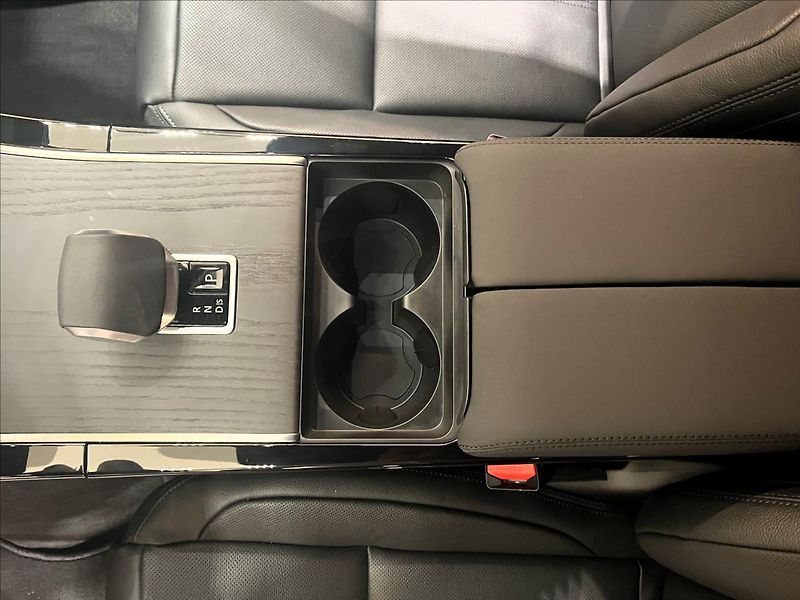 Land Rover Range Rover Velar 2,0 D200 DYNAMIC SE AWD - fotka 25 z 27