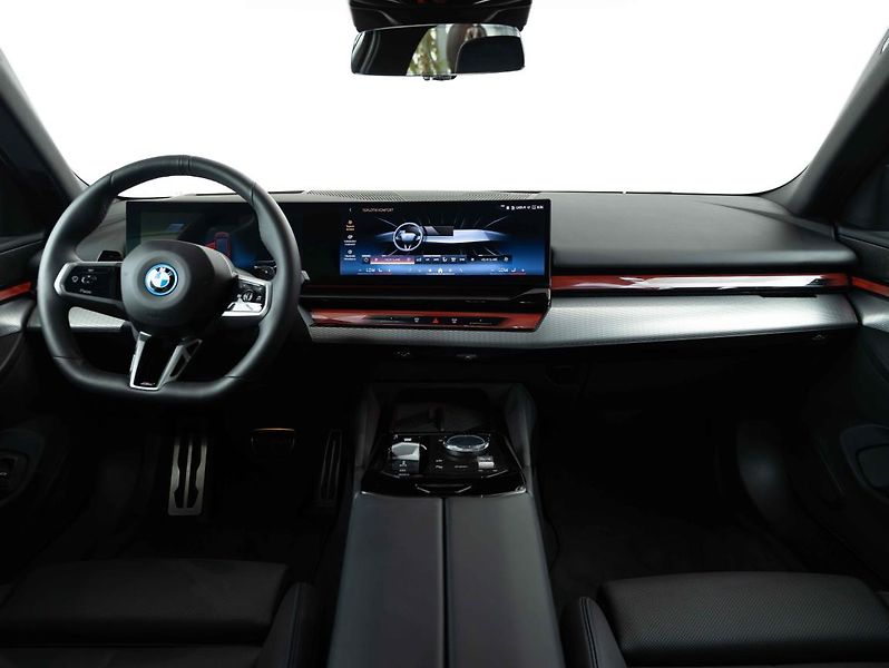 BMW Řada 5 550e xDrive - fotka 12 z 22