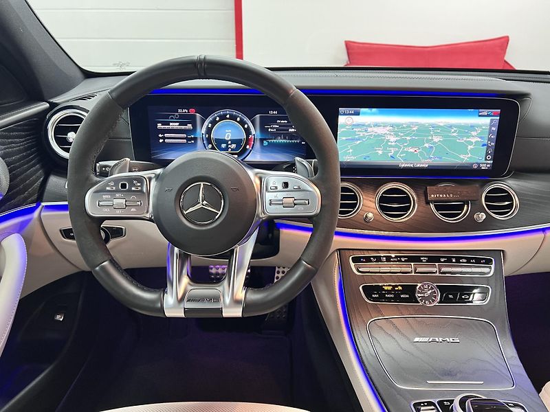 Mercedes-Benz Třídy E E 63s AMG, 4.0i 450 kW 113 Tkm - fotka 34 z 57
