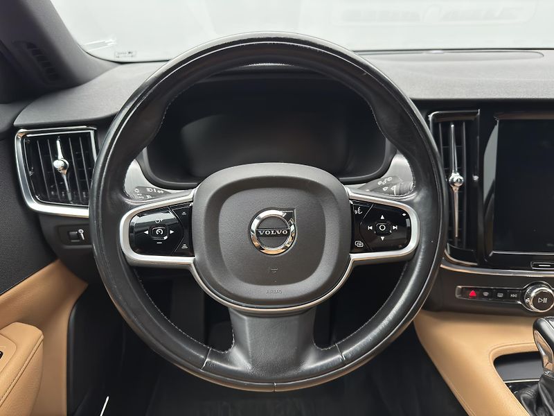 Volvo V90 D4 MOMENTUM PRO POLESTAR AUT - fotka 3 z 47