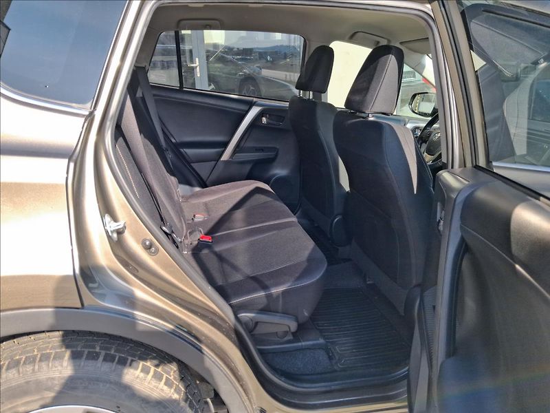 Toyota RAV4 2,2 Active AT 4x4 - fotka 12 z 17