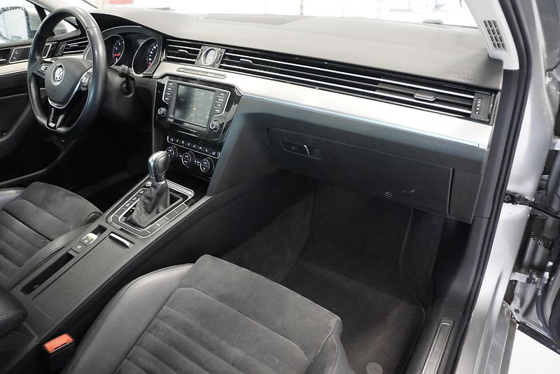 Volkswagen Passat 2.0TSi 165kW AUTOMAT - fotka 25 z 30