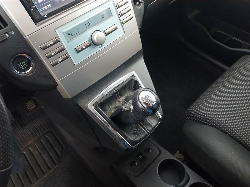 Toyota Corolla Verso (2007) 2.2 D-4D, 7 míst, nová STK - fotka 13 z 19