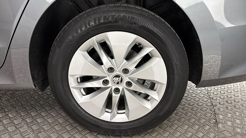 Škoda Octavia 2.0 TDI DSG Ambition Combi - fotka 19 z 25