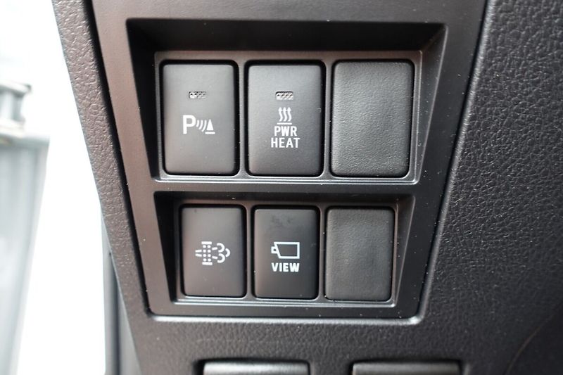 Toyota Hilux 2,8 D4-D Invincible Sport A/T - fotka 18 z 34