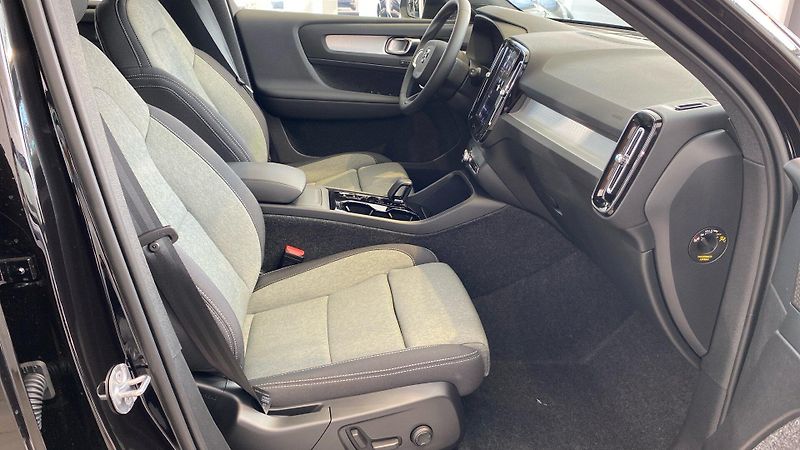 Volvo XC40 (2026) PLUS BLACK EDITION, B4 FWD, 14 - fotka 14 z 14