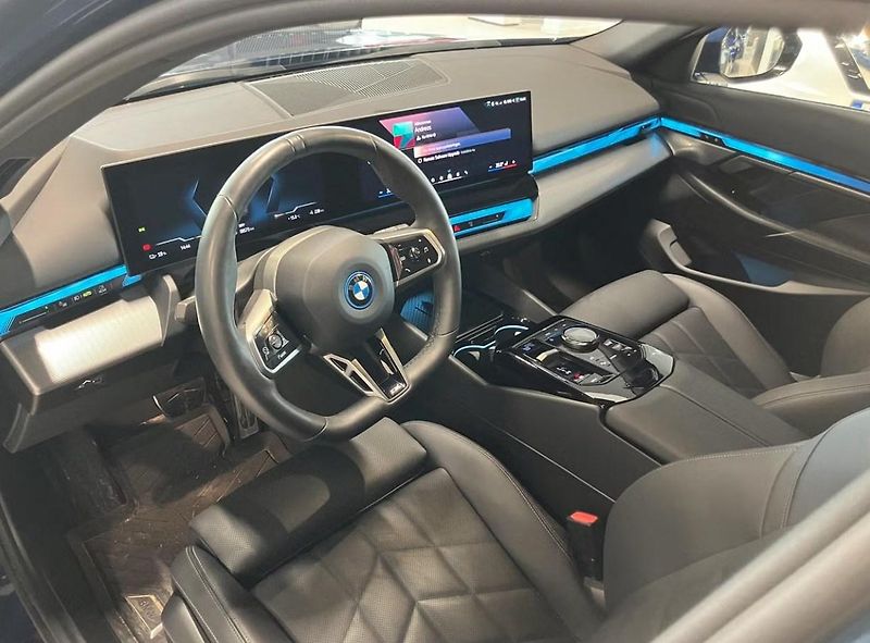 BMW i5 eDrive40 Touring M Ambient Taž - fotka 6 z 12