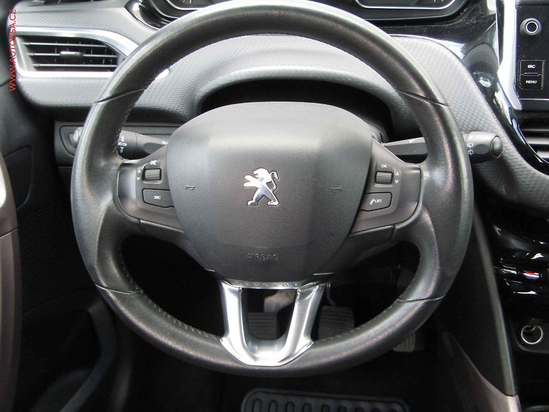 Peugeot 2008 (2016) 1.2 PT, ČR, AC, tempo, park - fotka 13 z 19
