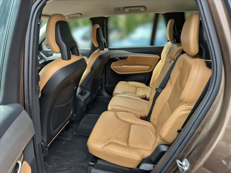 Volvo XC90 2,0 D5 AWD - fotka 10 z 15