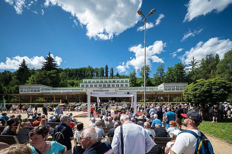 Automobilové skvosty byly k vidění v sobotu v lázeňském městě, kde se při závěru akce Concours d’Elegance Luhačovice 2026 představilo více než 50 historických automobilů z několika evropských zemí.