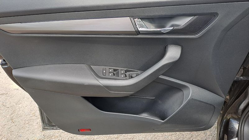 Škoda Karoq 1.6TDi Elegance NAVI - fotka 19 z 29