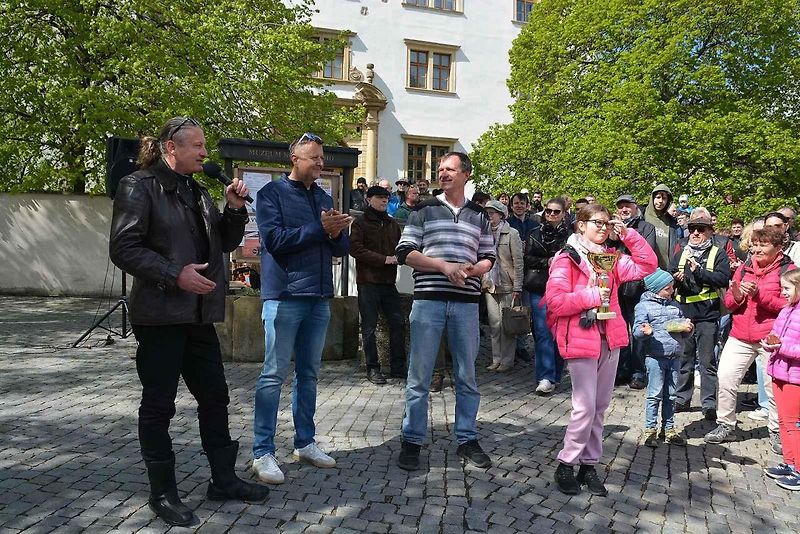 Automobiloví a motocykloví veteráni se vydali v neděli na tradiční jízdu Ze zámku na hrad. Start byl na Horním náměstí v Přerově, kde si lidé užili bohatý program.