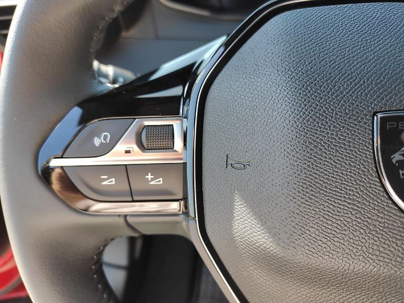Peugeot 2008 (2026) ALLURE 1.2 TURBO 100k 2xkamera - fotka 23 z 27