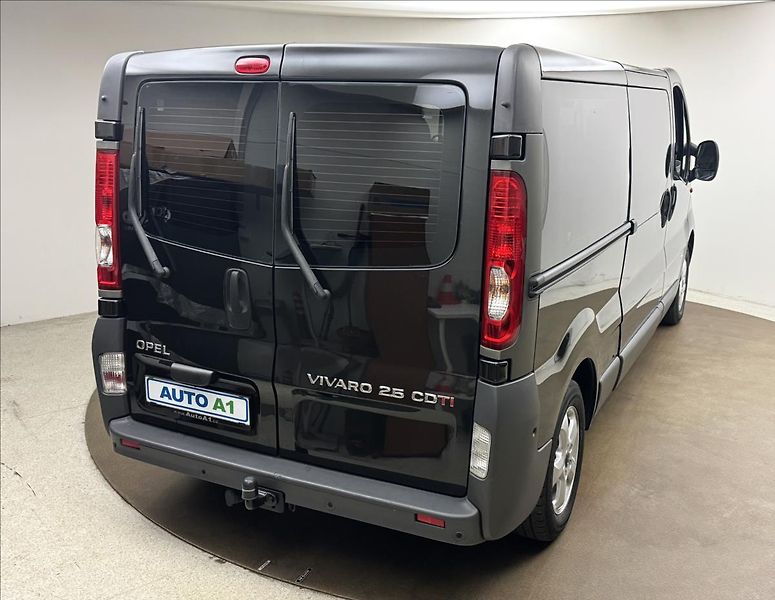 Opel Vivaro 2,5 107kW 9MÍST AC TAŽNÉ 1.MAJ - fotka 4 z 30
