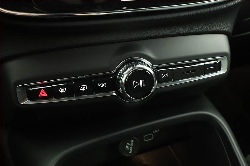 Volvo XC40 (2023) B3 - fotka 13 z 19
