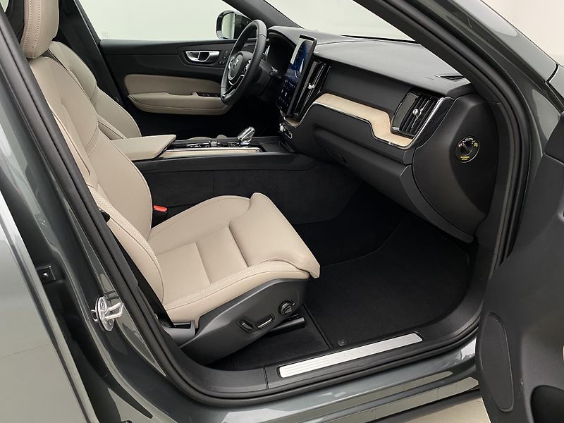 Volvo XC60 T8 AWD RECHARGE PLUS DARK CZ - fotka 25 z 66