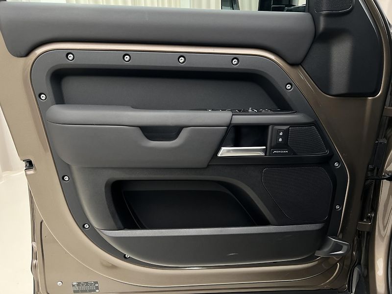 Land Rover Defender D300 AWD X-DYNAMIC SE AUT CZ - fotka 7 z 45