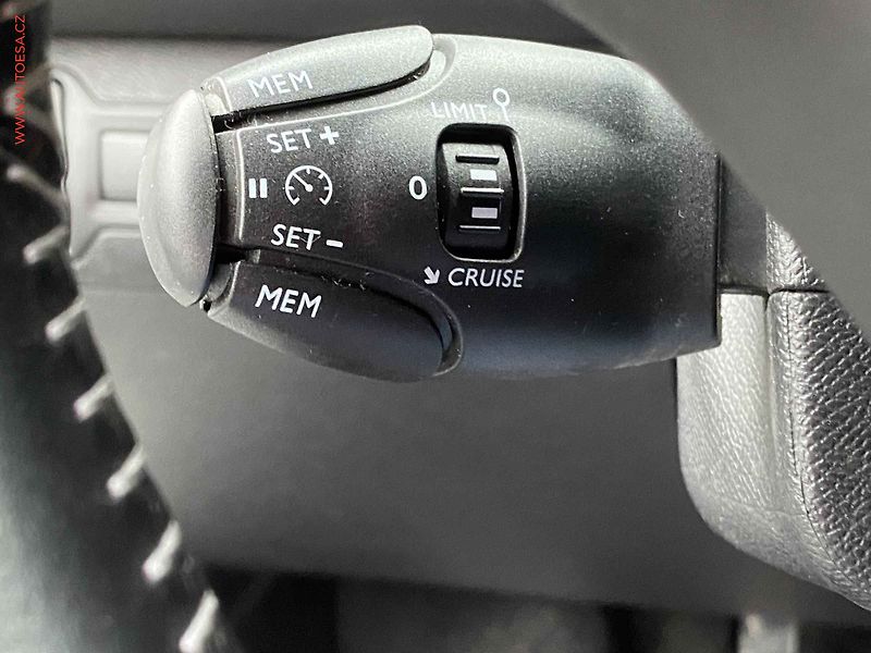Peugeot 308 (2018) 1.2 PT, Allure, navi - fotka 13 z 16