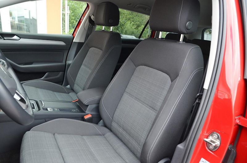 Volkswagen Passat (2021) 2.0 TDi DSG / 77.300km / 1.MAJ - fotka 18 z 42