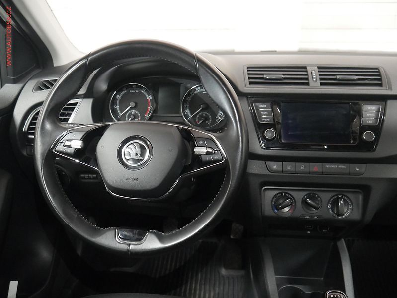 Škoda Fabia (2022) 1.0 TSi, ČR, Ambition, zámek - fotka 13 z 19