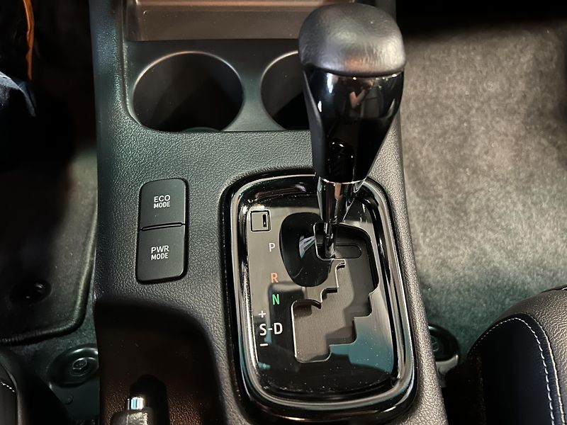 Toyota Hilux (2021) 2.8D-4D Double Cab 4x4 JBL - fotka 21 z 26