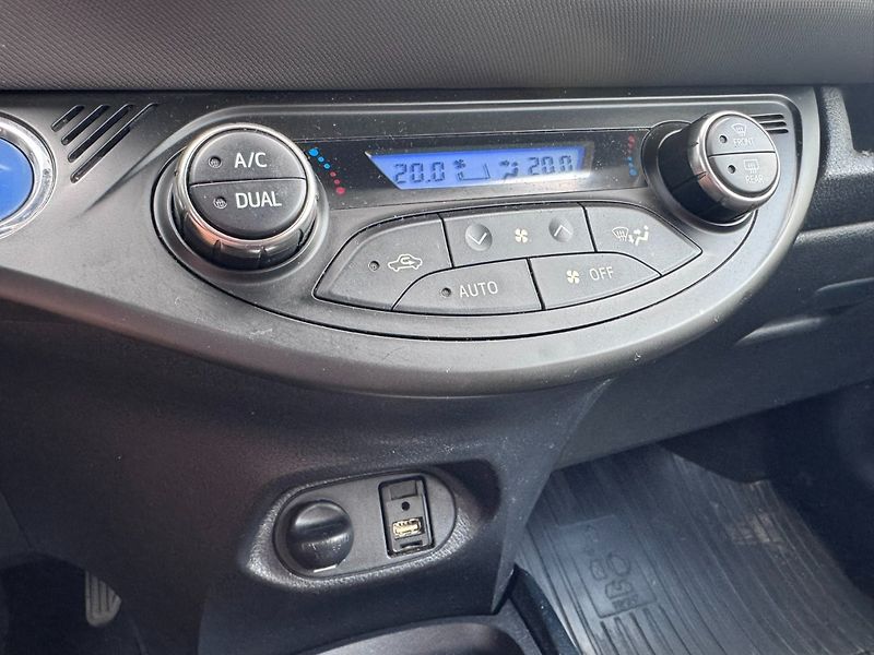Toyota Yaris (2016) HYBRID 1,5 54 KW STK AUTOMAT - fotka 19 z 36