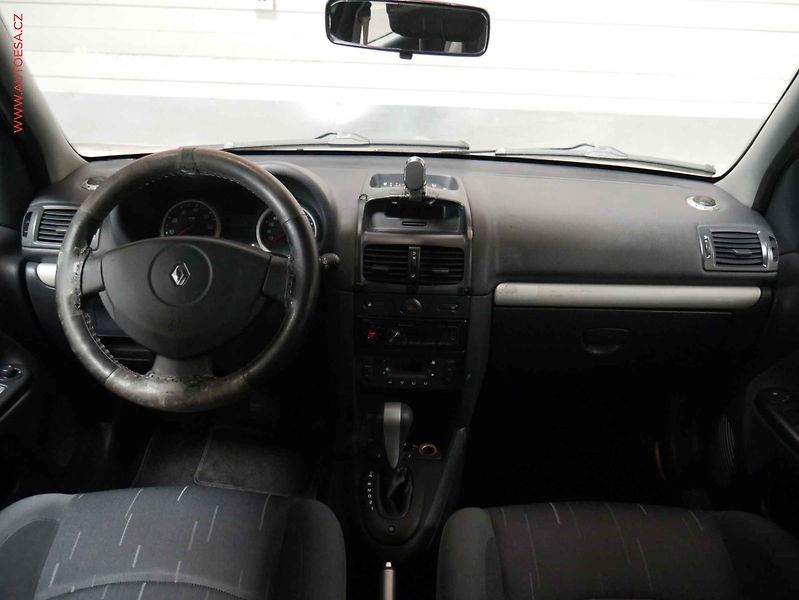 Renault Clio (2004) 1.4 16V, 2.maj,ČR, AT, AC - fotka 8 z 16