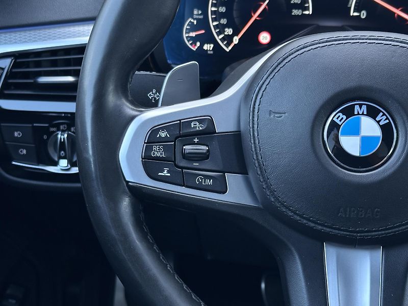 BMW Řada 5 530d xDrive Touring M-Sport - fotka 11 z 28