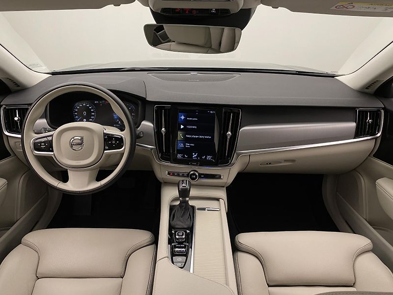 Volvo V90 D4 MOMENTUM AUT - fotka 2 z 48