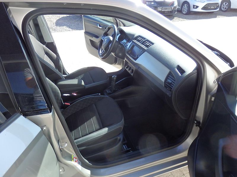 Škoda Fabia 1,0i 81kW KLIMA,najeto 59200km - fotka 10 z 15