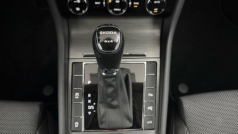 Škoda Superb 2.0 TDI DSG 4x4 Style Combi - fotka 27 z 32