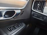 Volvo V90 (2019) 2.0 D4 Momentum 140kW 8AT - náhled 31