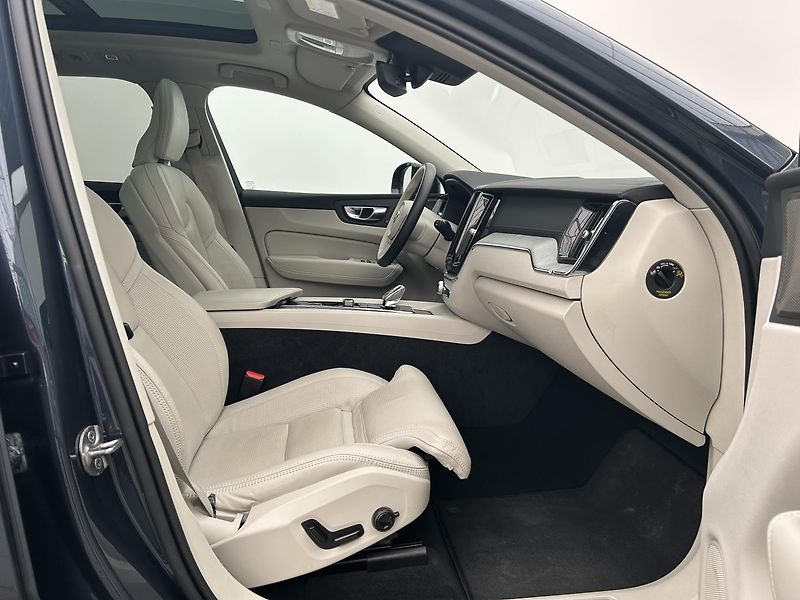 Volvo XC60 2.0  B4 4x4 ULTIMATE - fotka 13 z 33