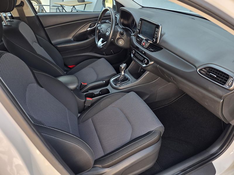 Hyundai i30 (2022) 1.6CRDi COMFORT TAŽNÉ KAMERA - fotka 8 z 20