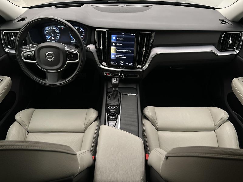 Volvo V60 D4 MOMENTUM AUT - fotka 2 z 46