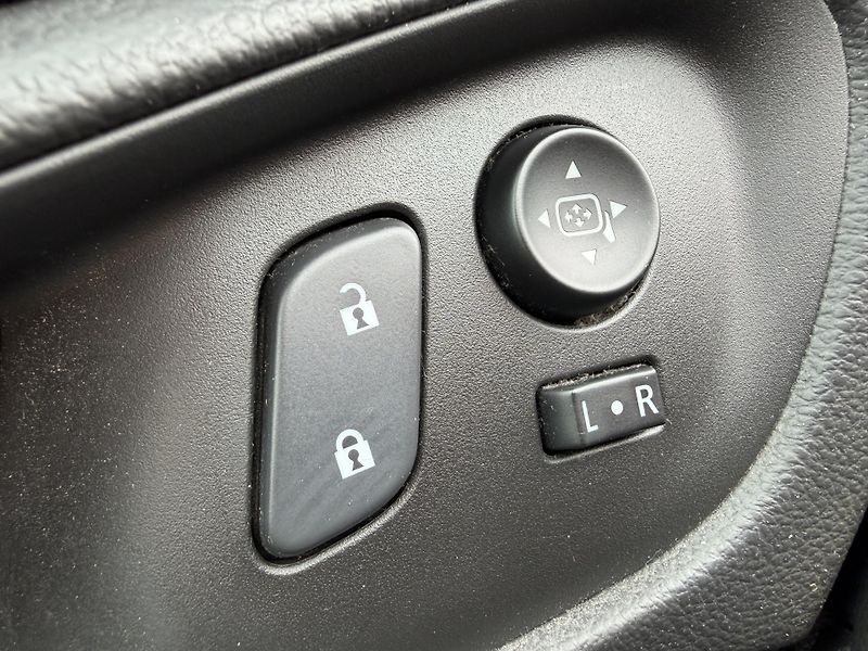 Opel Insignia 1.6 SIDI XENON NAVIGACE TAŽNÉ - fotka 14 z 48