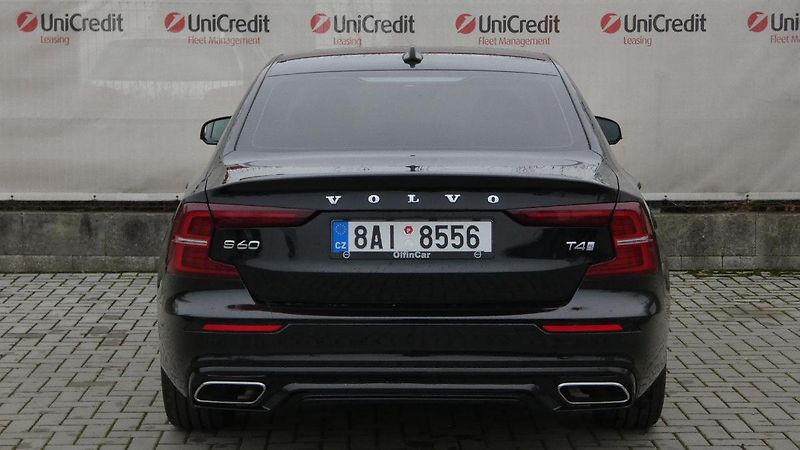 Volvo S60 T4 FWD R-Design - fotka 4 z 21