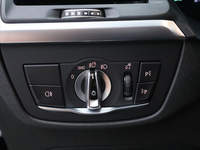BMW X4 2,0 20i xD 135kW M-Paket Laser - fotka 18 z 41