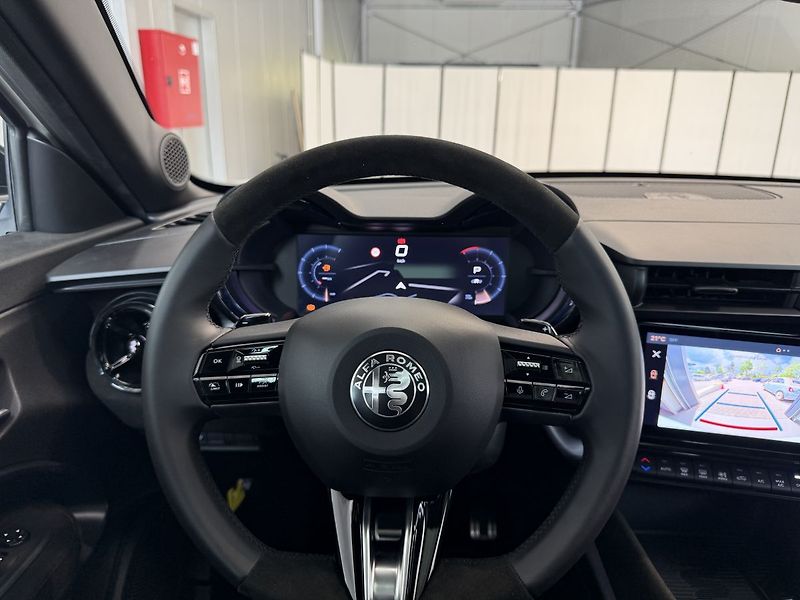 Alfa Romeo Junior (2025) Ibrida Q4 Speciale 1.2 Turbo H - fotka 8 z 22