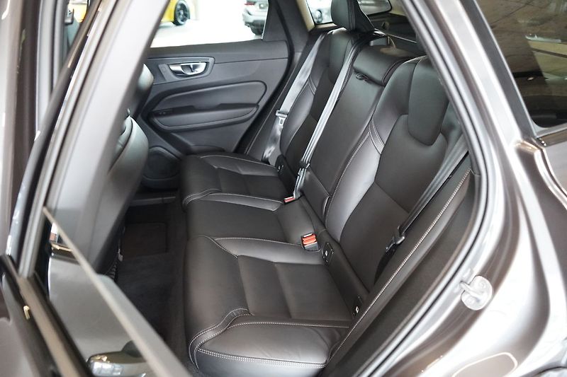 Volvo XC60 B5 AWD Plus Dark, Ventilace - fotka 43 z 46