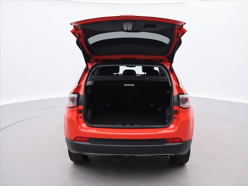 Jeep Compass 2,0 CRDI 125kW Aut 4WD Limited - fotka 9 z 31
