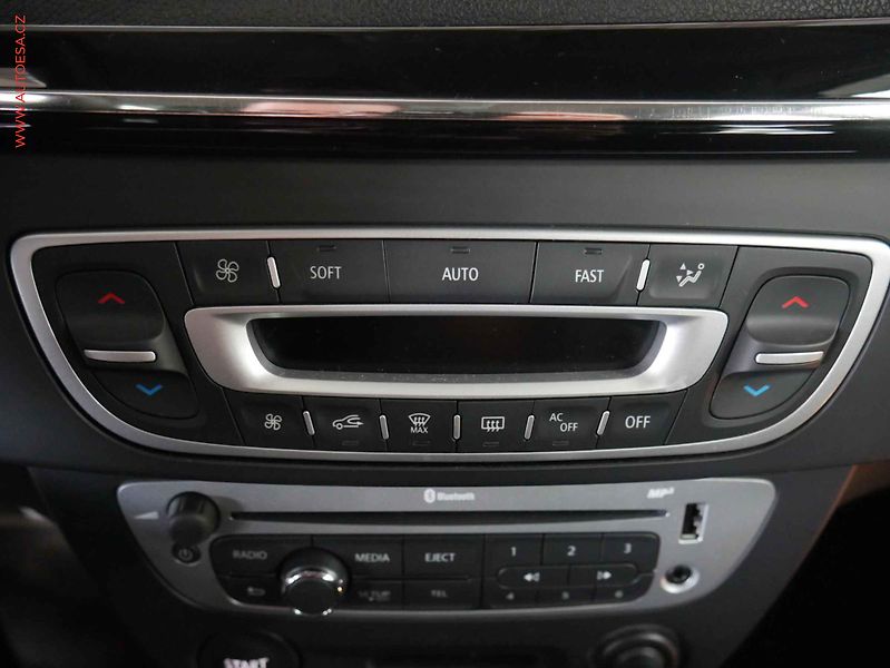 Renault Fluence (2013) 1.6 16V, 2.maj,ČR, AC, temp - fotka 16 z 20