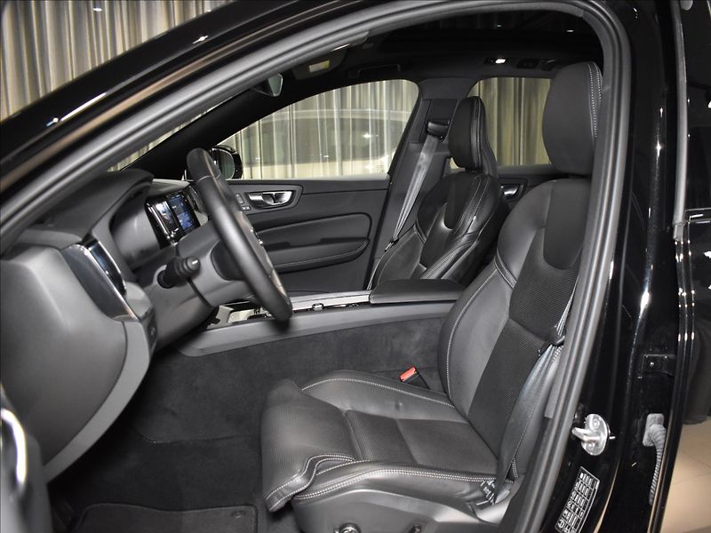 Volvo XC60 2,0 T6 AWD PLUS Black Edition - fotka 8 z 26