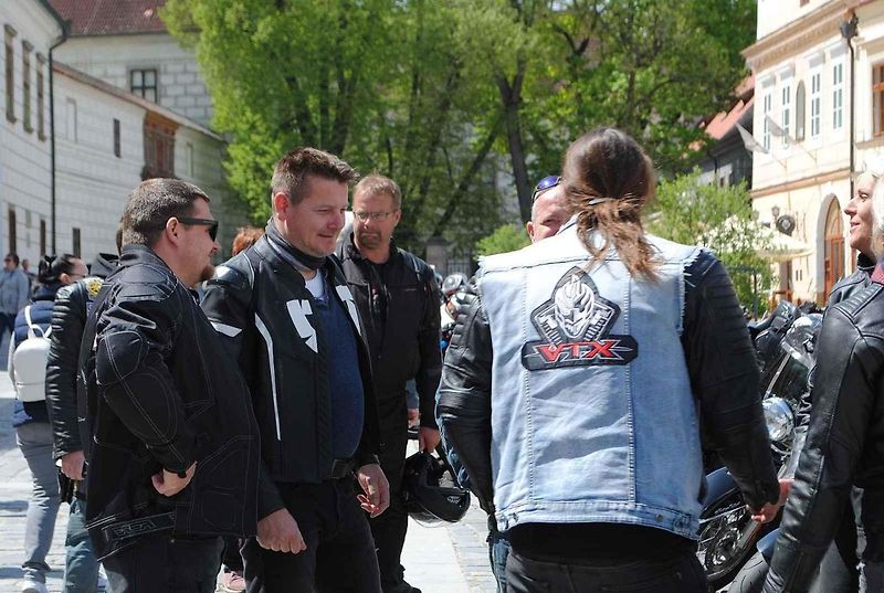 Třeboňské Masarykovo náměstí bylo motorkami doslova našlapané. Stovkám strojů požehnal tamní kaplan Jiří Kalaš.