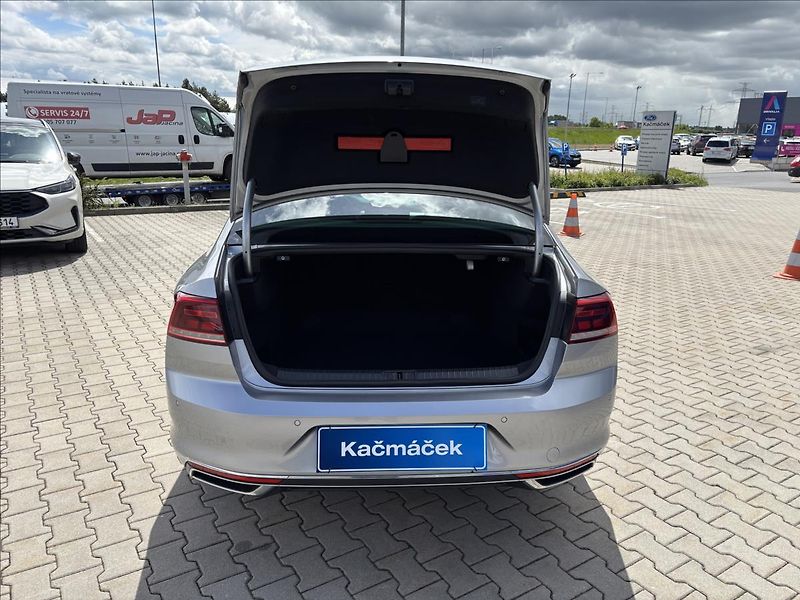 Volkswagen Passat 2,0 TDI R-Line 140kW - fotka 10 z 47