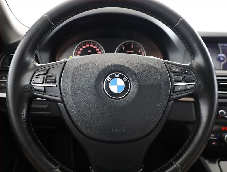 BMW Řada 5 (2010) 530d, Automat, Navi, Xenony - fotka 8 z 17