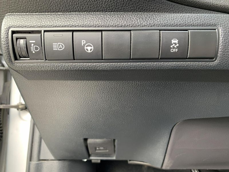Toyota Corolla TS COMFORT STYLE 1.8 HEV 90kW - fotka 21 z 28