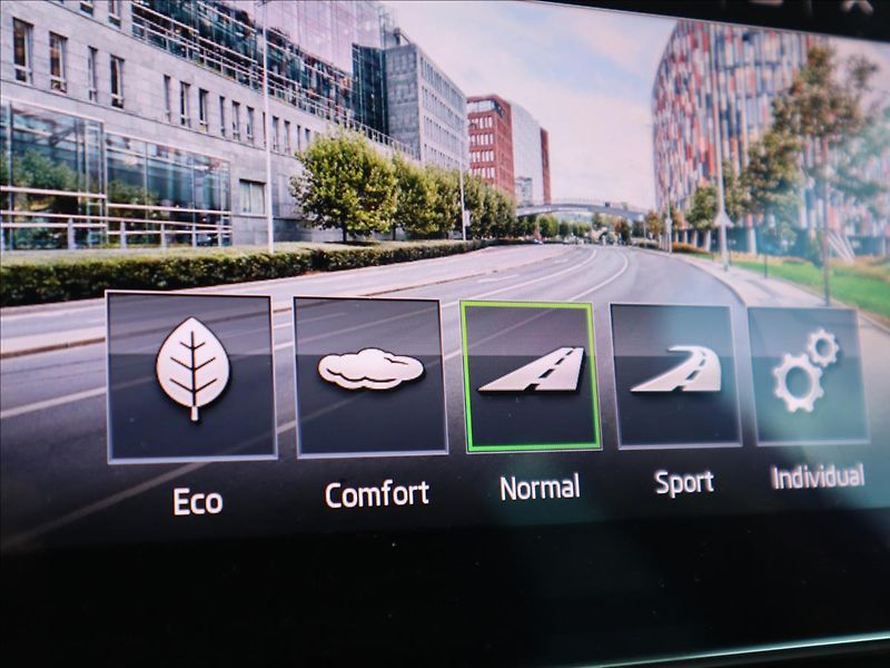 Škoda Superb 2,0 TDI DSG ACC DCC Kamera LED - fotka 40 z 58
