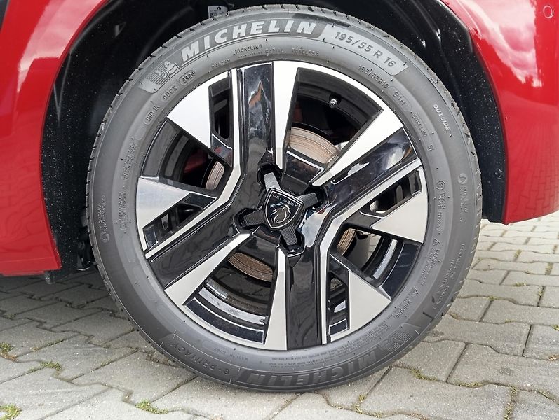 Peugeot 208 (2026) ALLURE Elektro 115 kW / 156 k - fotka 9 z 28