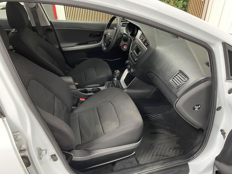 Kia Ceed 1.6 GDi ČR REZERVACE  - fotka 13 z 24